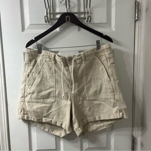 American eagle women’s tan khaki cargo style pull on tie waist shorts
